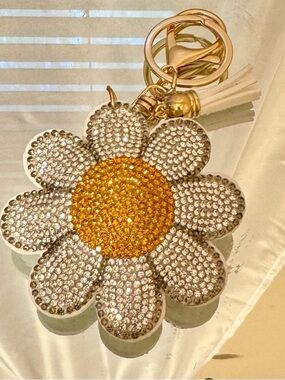 Dazzling Daisy Key & Card Holder Charm - Gold Center, Silver Petals